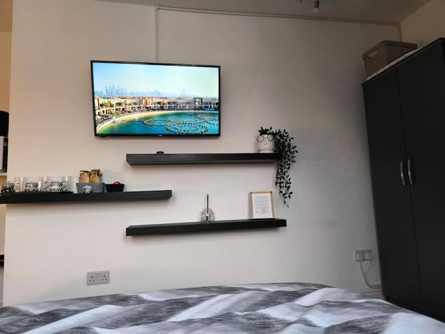 Studio Style Room, Near Tooting Broadway Station Лондон Экстерьер фото