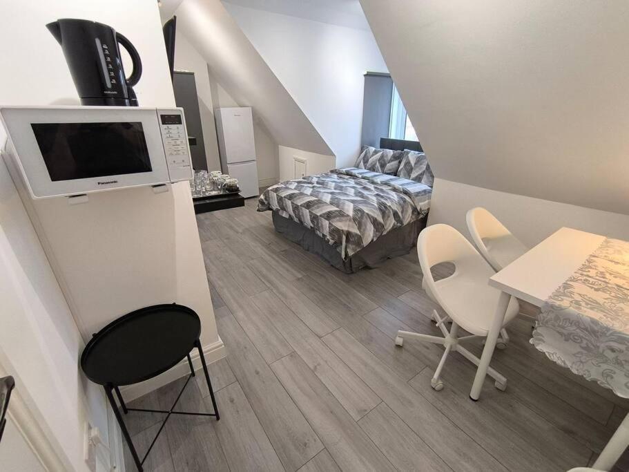 Studio Style Room, Near Tooting Broadway Station Лондон Экстерьер фото